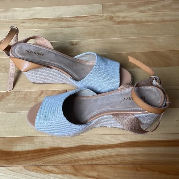 Brand new pair of Old Navy wedged heels - Picture 3 of 5